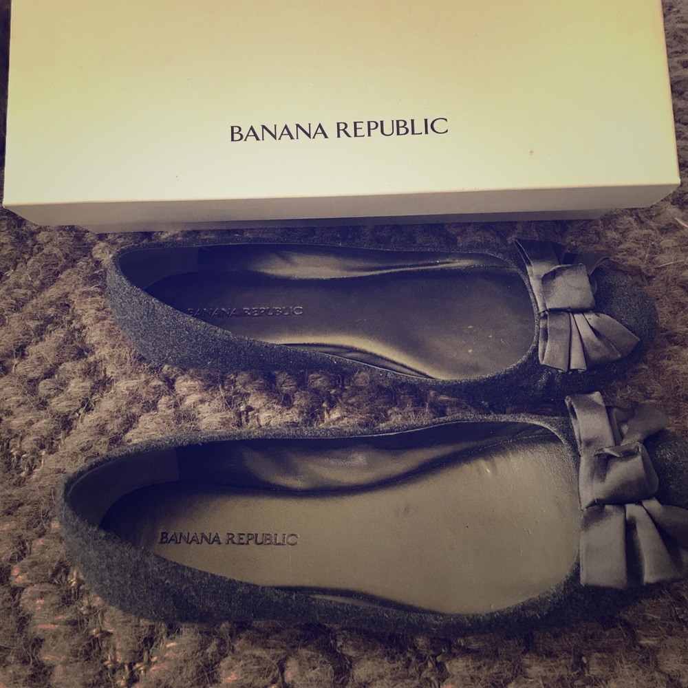 Banana Republic grey flats with satin bow